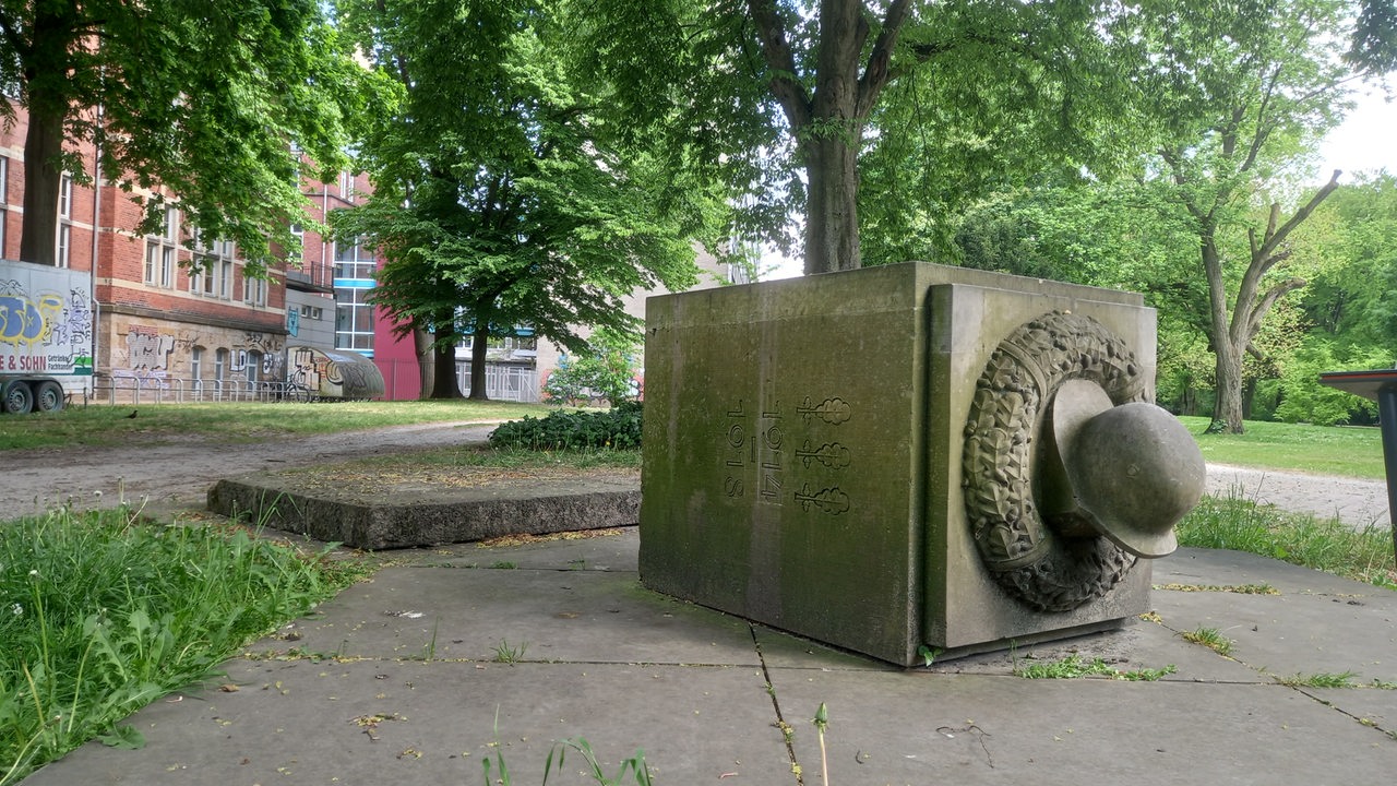 Nahe der Bremer Hochschule liegt das umgekippte Langemarck-Denkmal.