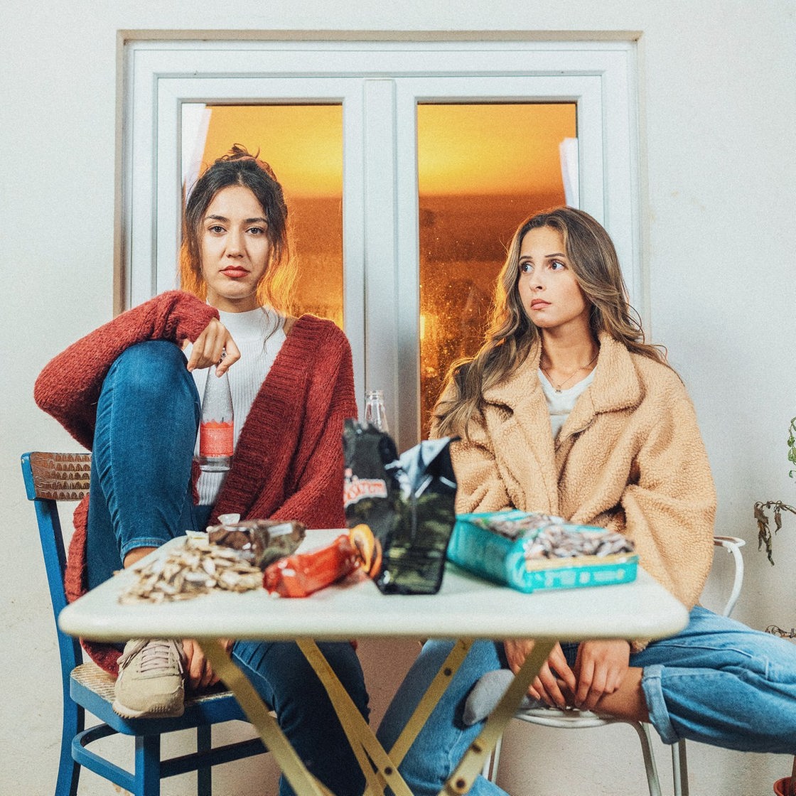 Soraya Jamal und Refiye Ellek sitzen an einem Küchentisch.