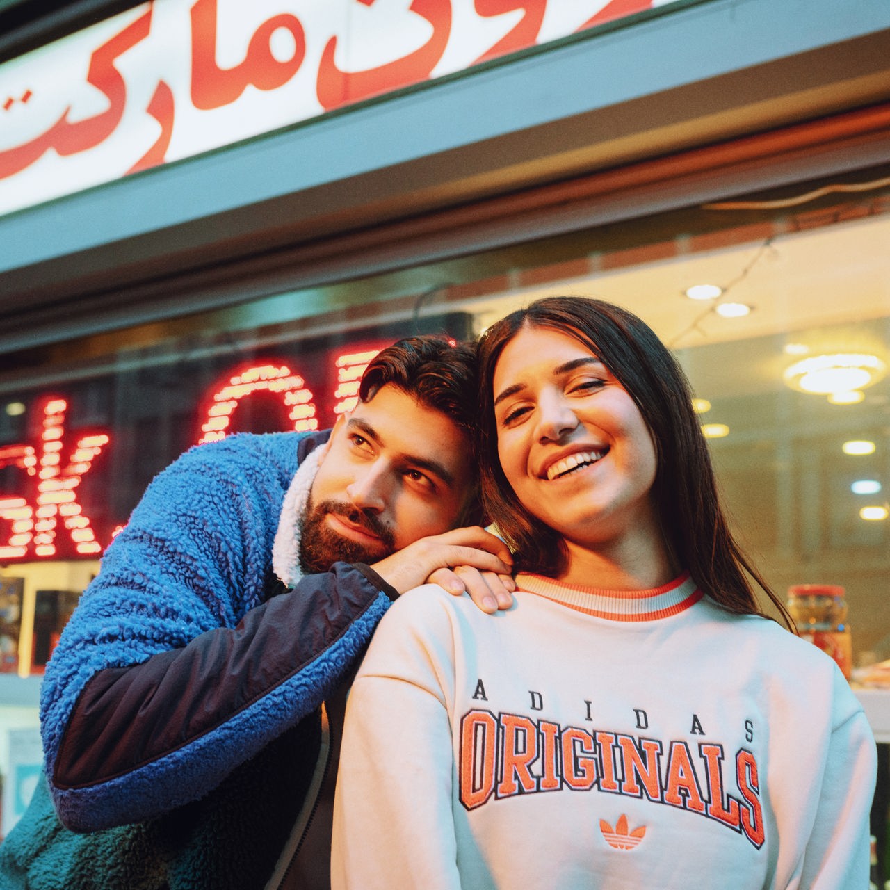 Meltem und Yousuf von Chai Society stehen vor einem Kiosk.