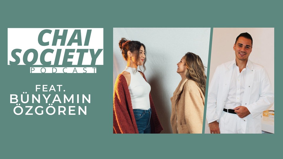 Die Moderatorinnen des Chai-Society-Podcasts Refiye Ellek und Soraya Jamal und Gast Bünyamin Özgören