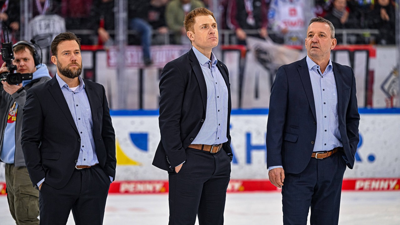 Edgars Lusins, Alexander Sulzer und Thomas Popiesch stehen auf dem Eis. 