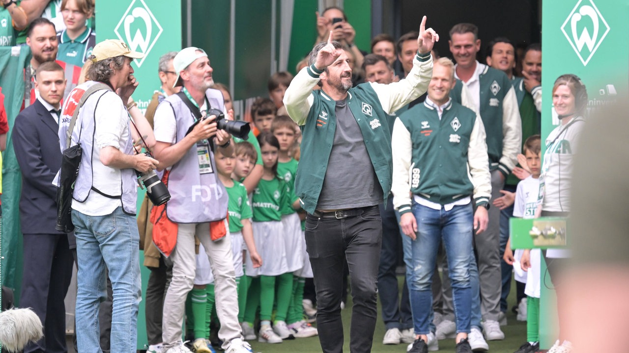 Werder-Legende Micoud lässt sich bei seiner Rückkehr ins Weser-Stadion anlässlich des 20-jährigen Double-Jubiläums von den Fans feiern.