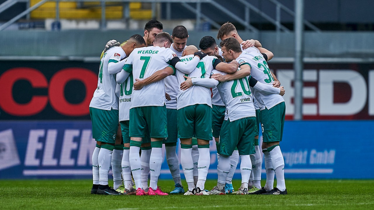 Das Werder-Team bildet vor dem Spiel in Paderborn einen Kreis.
