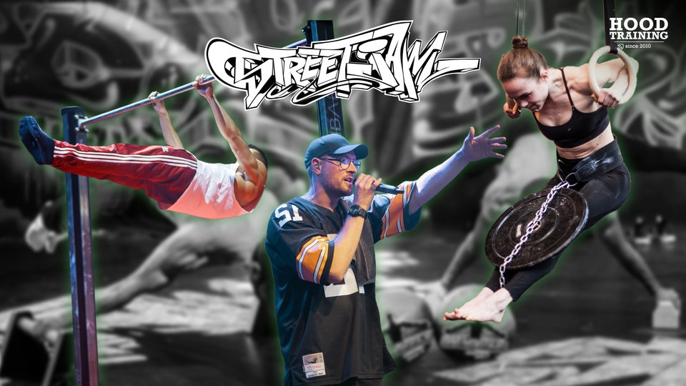 Auf dem Bild sieht man links einen Sportler an einer Hantelstange, ganz rechts eine Sportlerin, die sich an zwei Ringen hochdrückt und den Rapper JokA in der Mitte mit Mikrofon.