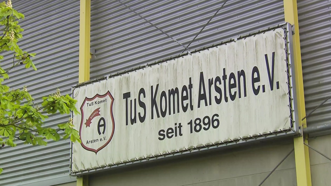 Der Name Tus Komet Arsten steht auf einem Schild am Vereinsgelände