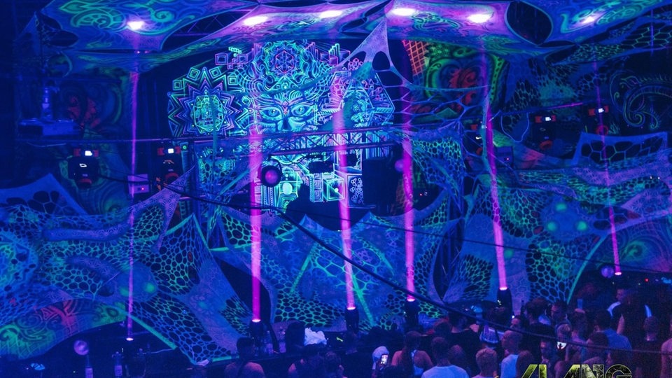 Blau bzw. neon-farbenes Bild der Klangwelten Bühne mit lila Scheinwerferlichtern