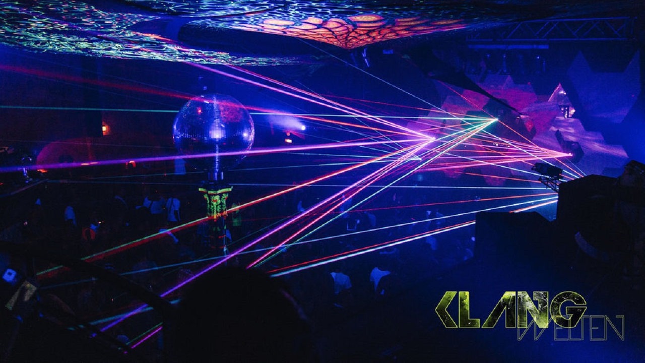 Indoor-Party mit Neon Lichtern und tanzenden Menschen. Unten rechts steht die Aufschrift "Klangwelten"