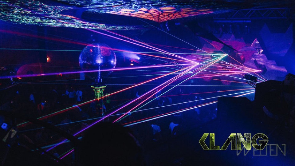 Indoor-Party mit Neon Lichtern und tanzenden Menschen. Unten rechts steht die Aufschrift "Klangwelten"
