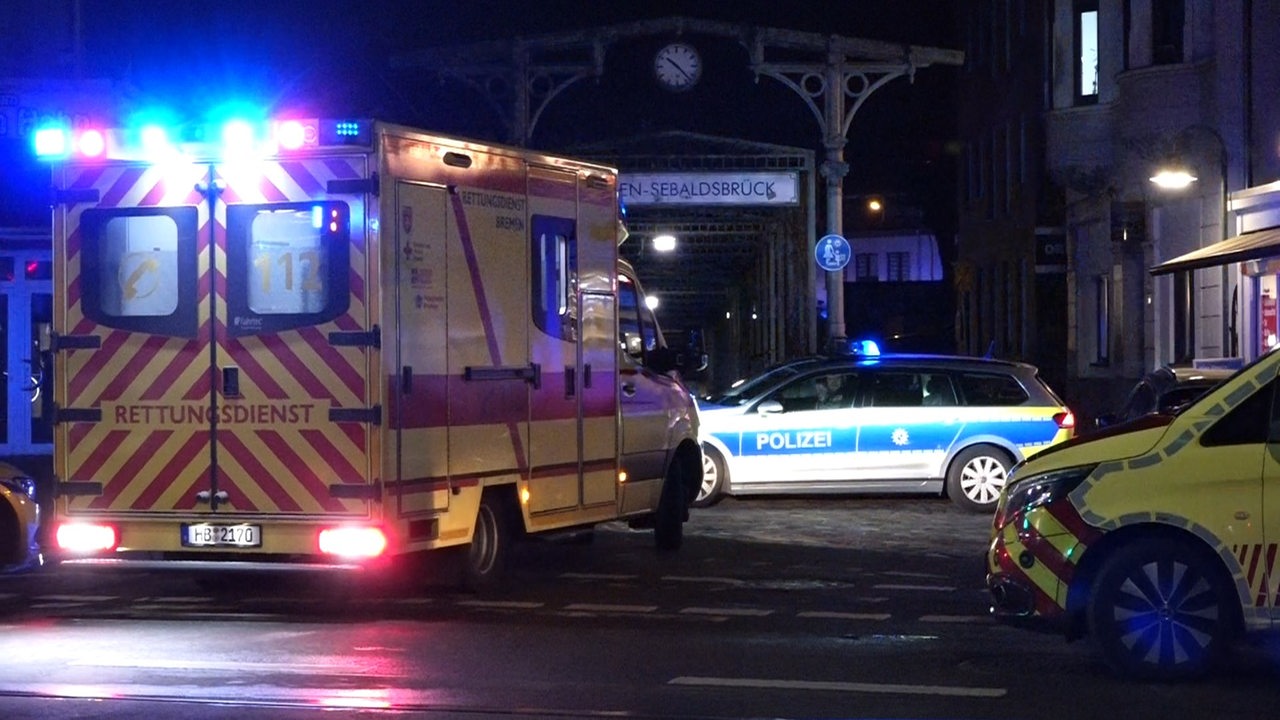 Rettungswagen und Polizeiwagen stehen vor dem Bahnhof Sebaldsbrück.