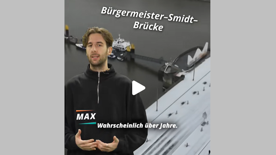 Reporter steht vor einer Brücke