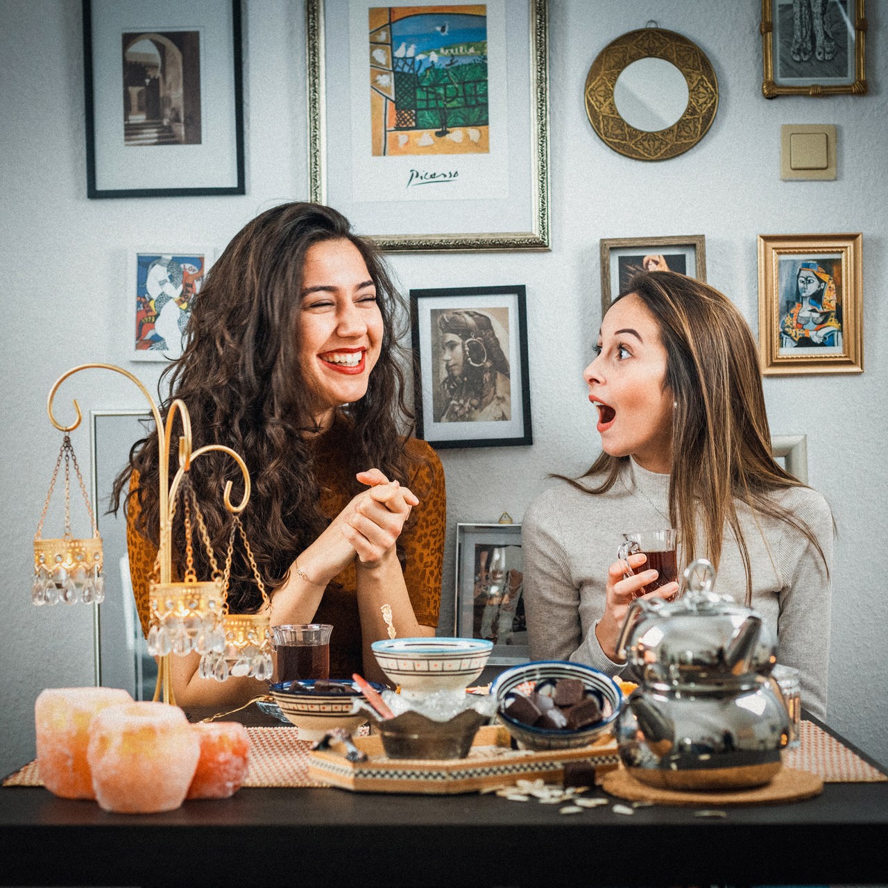 Die Moderatorinnen des Chai-Society-Podcasts Refiye Ellek und Soraya Jamal