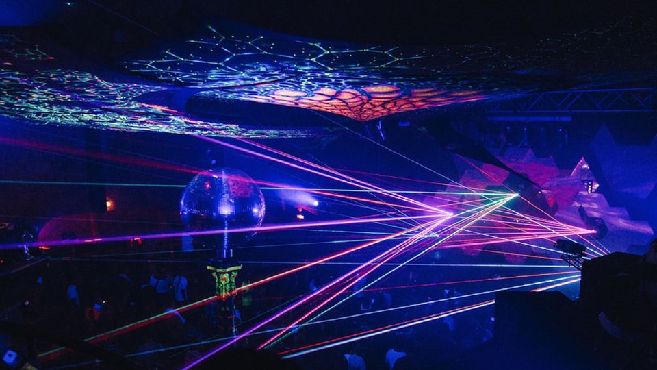 Lichtershow im Club, mit Neon-Lichtern, Diskokugel und tanzenden Menschen
