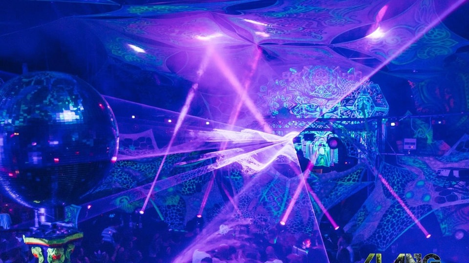 Lichtershow im Club, mit Neon-Lichtern, Diskokugel und tanzenden Menschen