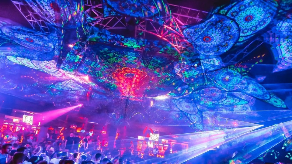 Klangwelten Lasershow mit Feiernden.