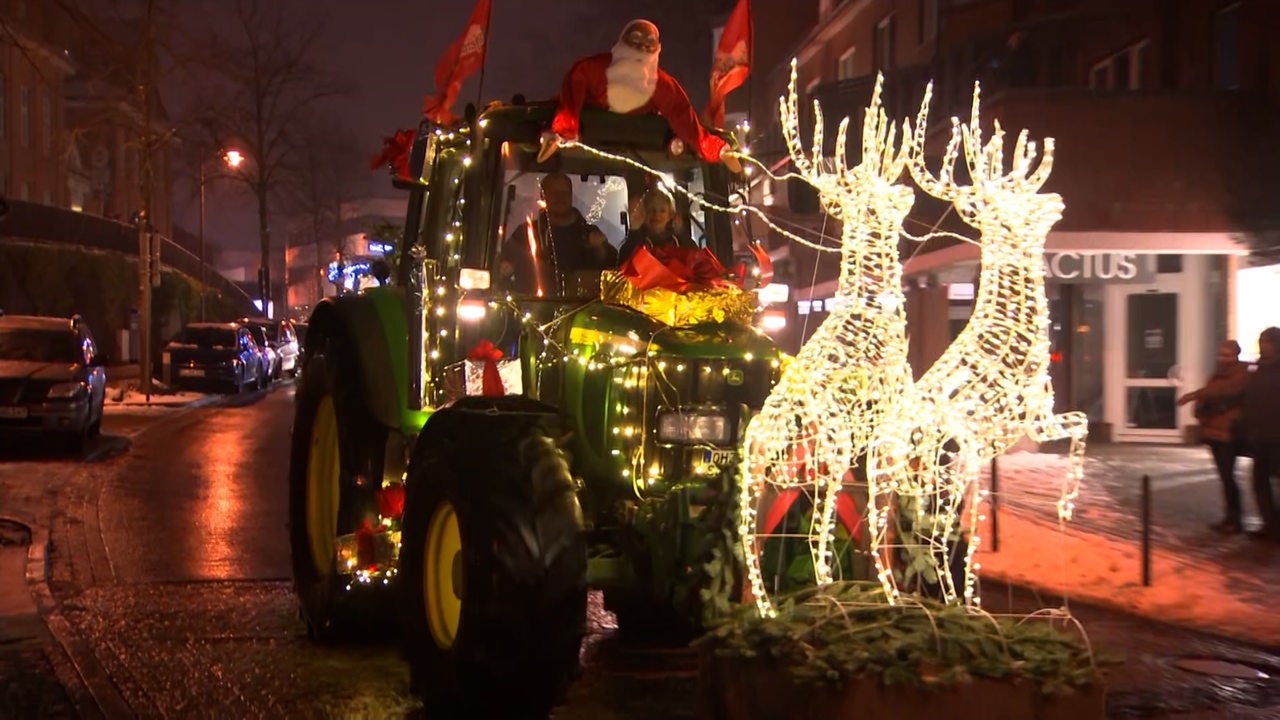 Ein Traktor ist weihnachtlich geschmückt. 