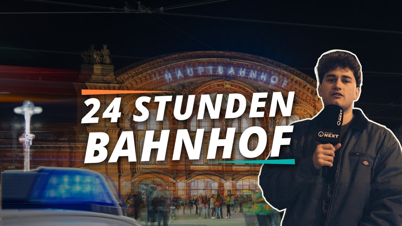Junger Mann mit Bremen NEXT Mikrofon vor dem Hauptbahnhof in Bremen