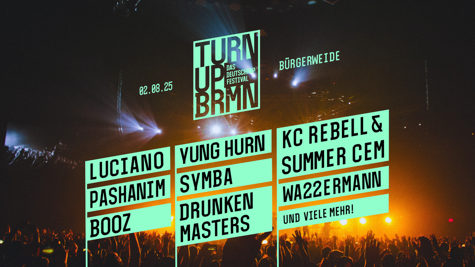 Das Festivalplakat zeigt eine jubelnde Menschenmenge mit bunten Lichtern, während große, türkisfarbene Kästen das Line-up mit Künstlern wie Luciano oder Pashanim sowie das Datum und Veranstaltungsort hervorheben.